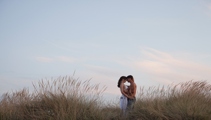 摄图网_501523894_一对情侣在海边的芦苇丛中接吻（企业商用）.jpg