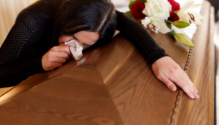 摄图网_300420234_人们哀悼的教堂的葬礼上带着棺材的哭泣的女人棺材的女人教堂的葬礼上哭（企业商用）.jpg