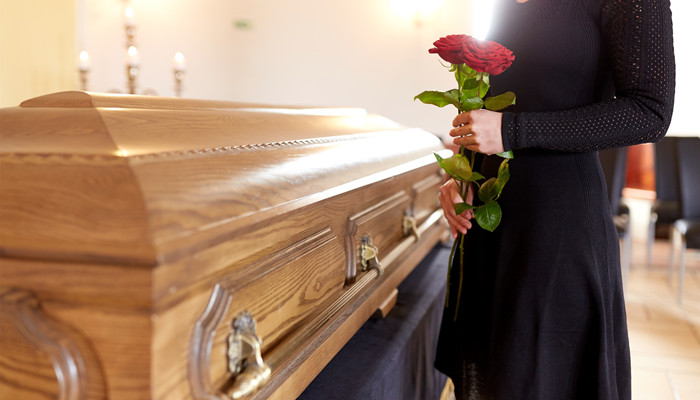 摄图网_300117277_人们哀悼的女人带着红玫瑰棺材教堂的葬礼上葬礼上带着红玫瑰棺材的女人（企业商用）.jpg