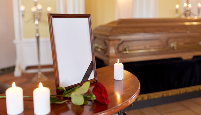 摄图网_300425869_葬礼哀悼相框与黑色丝带,燃烧蜡烛棺材教堂教堂葬礼上的相框棺材（企业商用）.jpg