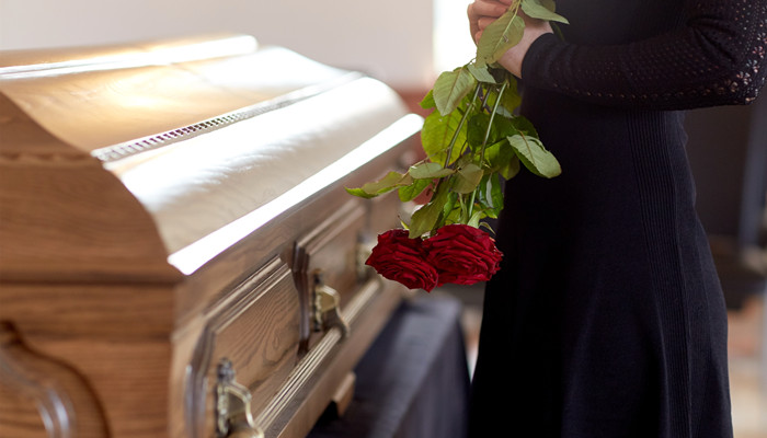 摄图网_300423219_带着红玫瑰教堂的葬礼哀悼（企业商用）.jpg