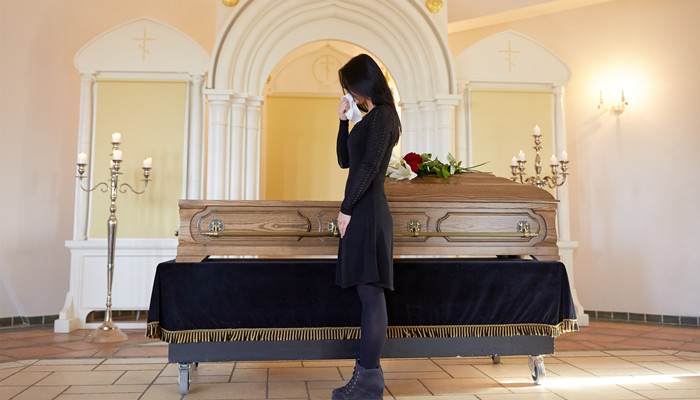 摄图网_300422815_埋葬,人哀悼的悲伤的女人葬礼上东正教教堂葬礼上带着棺材的悲伤女人（企业商用）.jpg