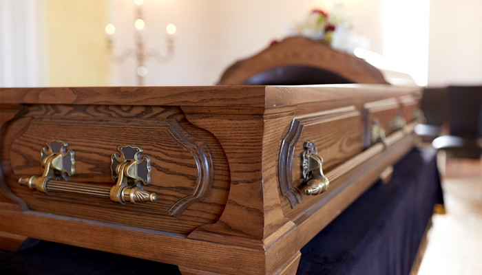 摄图网_300419492_葬礼哀悼教堂里的木制棺材教堂葬礼上的棺材（企业商用）.jpg